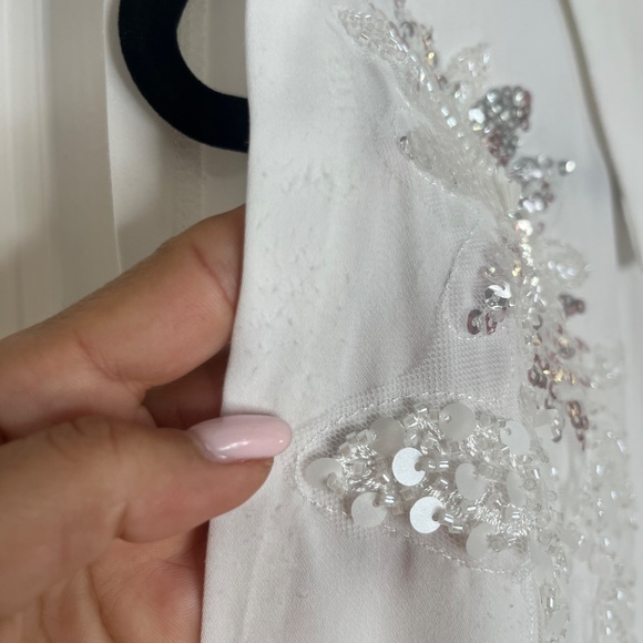 OntWealth White Sleeveless Button-Down Blouse with Sequin Floral Embellishments - Picture 6 of 7